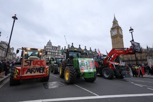 Tratores invadem ruas de Londres em protesto contra imposto
