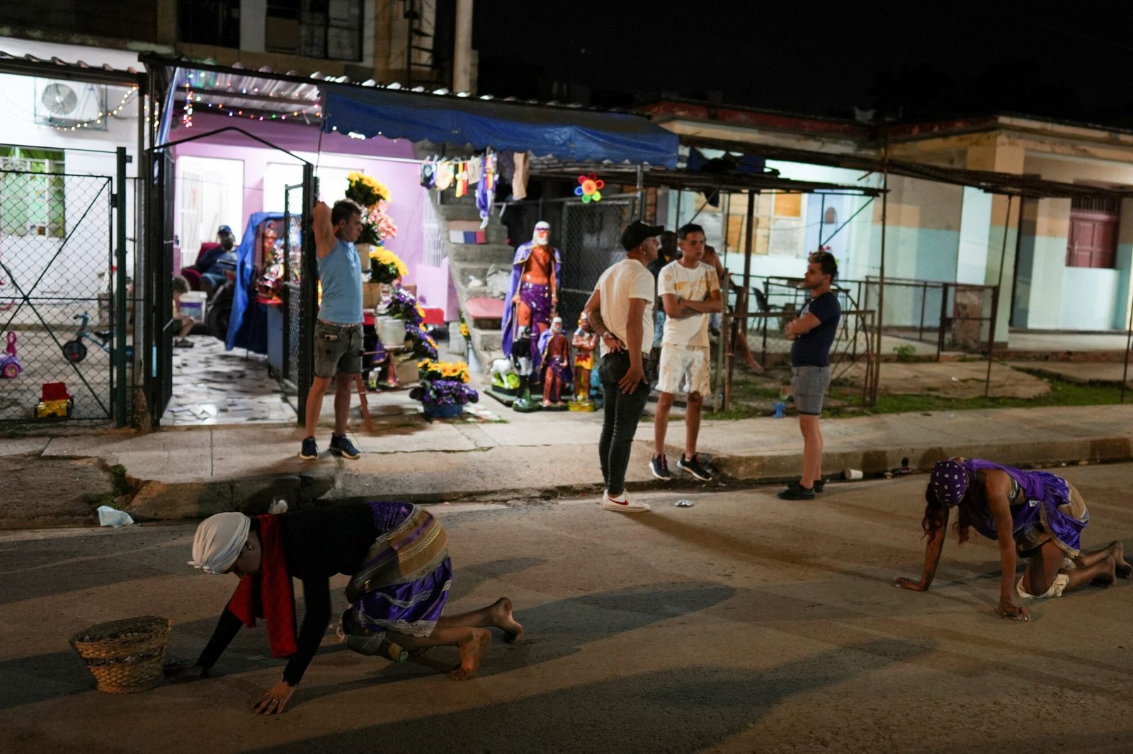 Fiéis rastejam e andam de joelhos pelas ruas de Cuba em peregrinação de São Lázaro; VÍDEO
