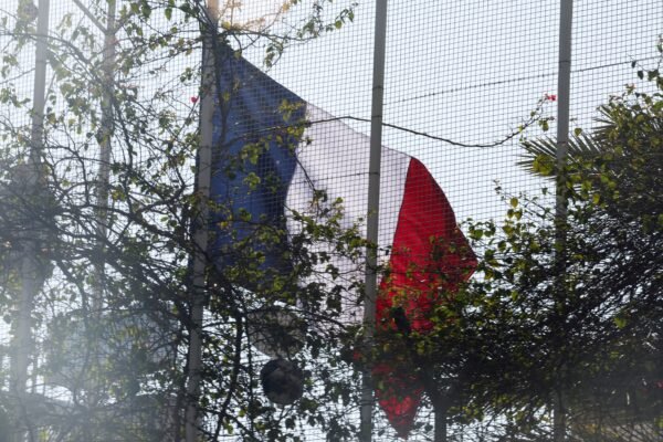 França levanta bandeira na embaixada em Damasco após 12 anos de fechamento