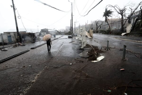 Emmanuel Macron promete reconstruir Mayotte, território francês arrasado por ciclone