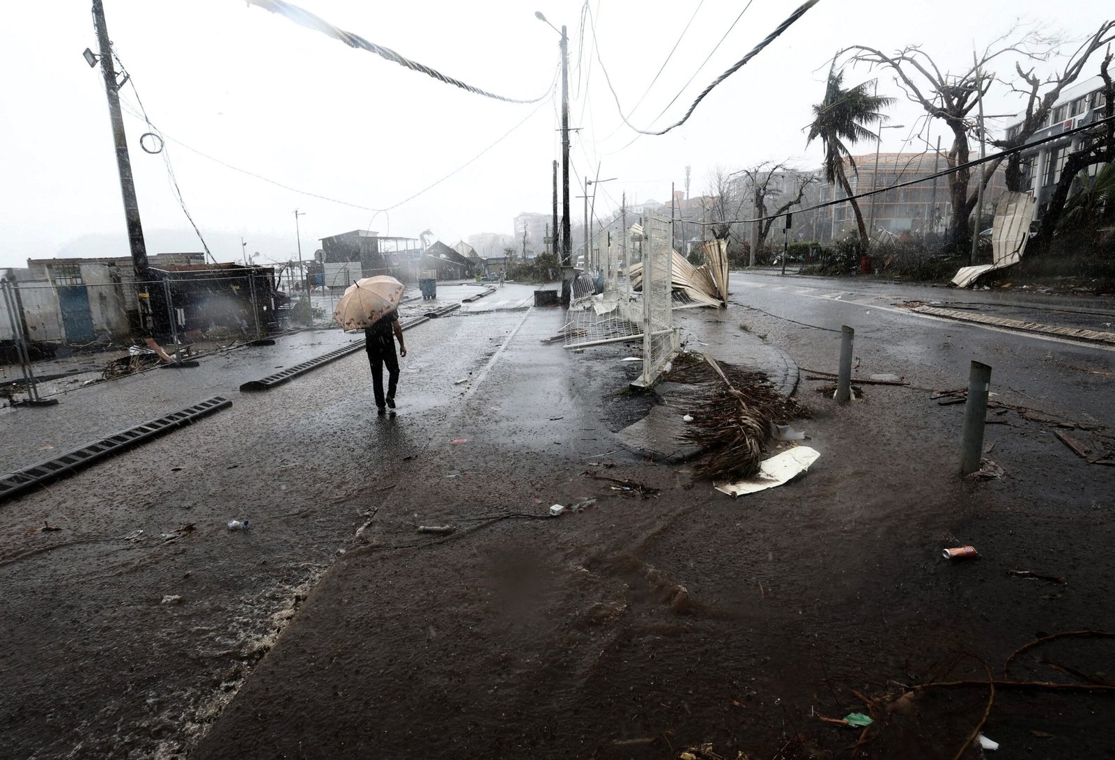 Emmanuel Macron promete reconstruir Mayotte, território francês arrasado por ciclone