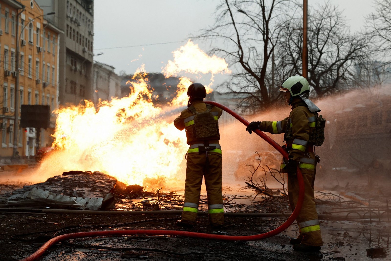 Rússia ataca capital da Ucrânia com mísseis e atinge prédios; 1 pessoa morreu