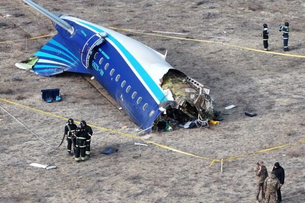 Avião que caiu no Azerbaijão sofreu interferência em GPS e oscilou de altitude por mais de 1 hora, aponta site de monitoramento