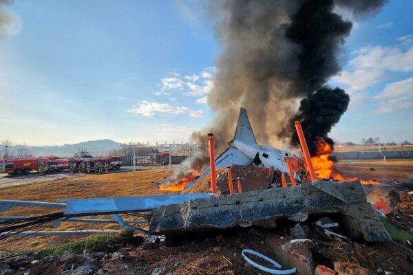 Tripulação de voo que explodiu na Coreia do Sul foi alertada sobre risco de colisão com pássaro pouco antes do pouso; vídeo mostra fogo no motor