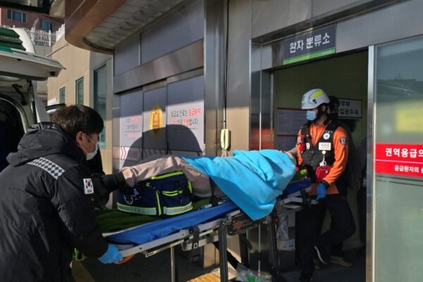 Sobrevivente de acidente de avião na Coreia do Sul está consciente e teve múltiplas fraturas, diz hospital