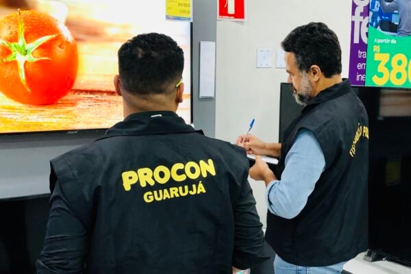 Procon Guarujá realiza Operação Natal para fiscalizar comércios durante as vendas de fim de ano
