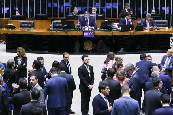 Lira deixa presidência da Câmara com homenagens da esquerda e da direita