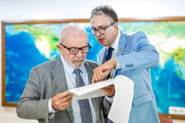 Ministro de Lula quer colocar mulher em cargo vitalício em tribunal