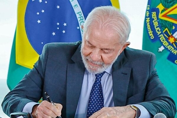 Deputada denuncia exibição de filme com cenas de sexo explícito em escola no Amapá