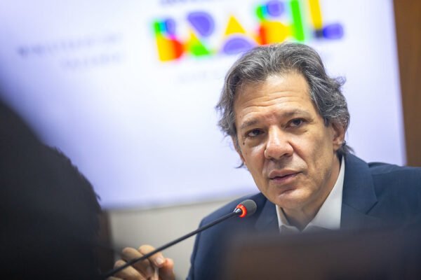 Lula reajusta salário mínimo para R$ 1.518; medida passa a valer em 2025