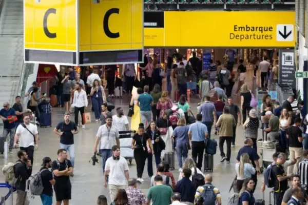 O que se sabe sobre as centenas de brasileiros que voltaram do Reino Unido em voos bancados pelo governo britânico