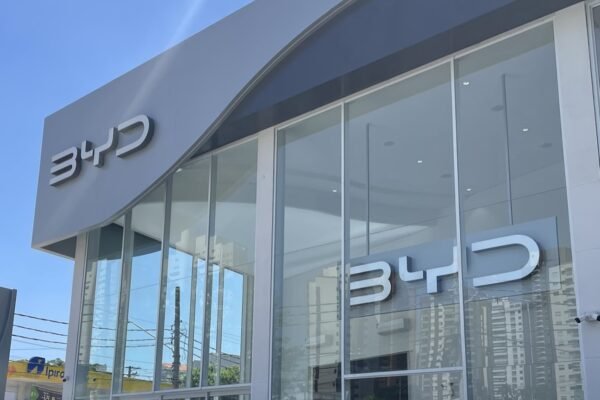 Depois de lucros recordes na pandemia, montadoras enfrentam crise e demitem