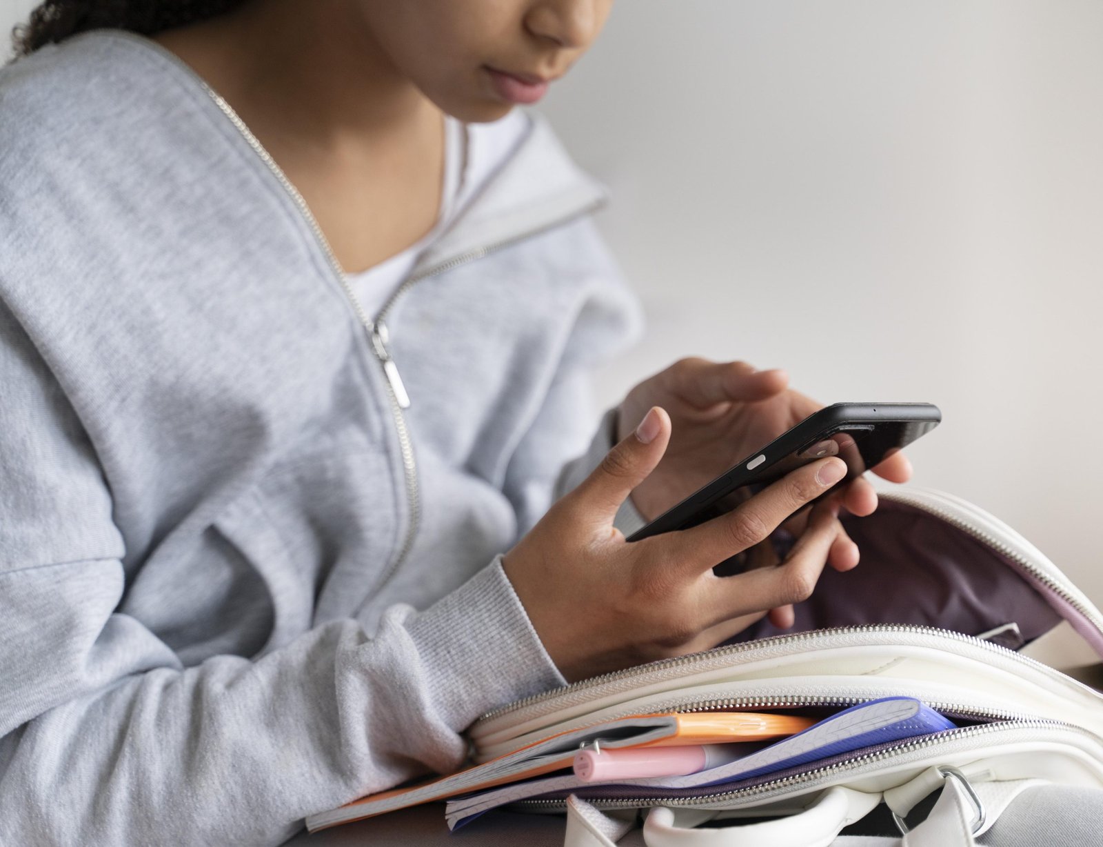 Câmara dos Deputados aprova projeto para restringir uso de celulares em escolas