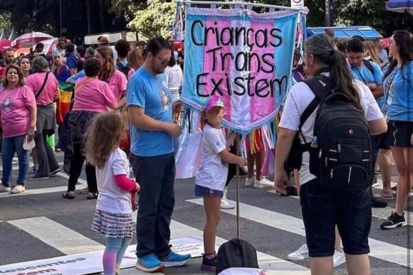 Nikolas promete suspender redução de idade para tratamento hormonal a ‘crianças trans’