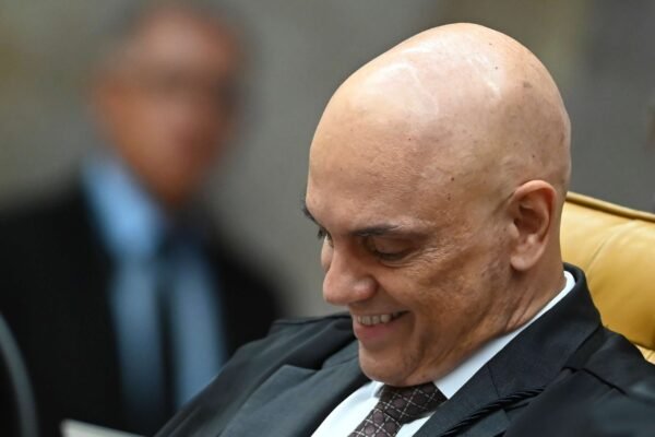 Bolsonaro poderá ir à missa de 7° dia da mãe de Valdemar, decide Moraes