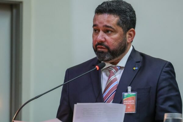 Prejuízo dos Correios é ‘maior escândalo’ do governo, diz deputado