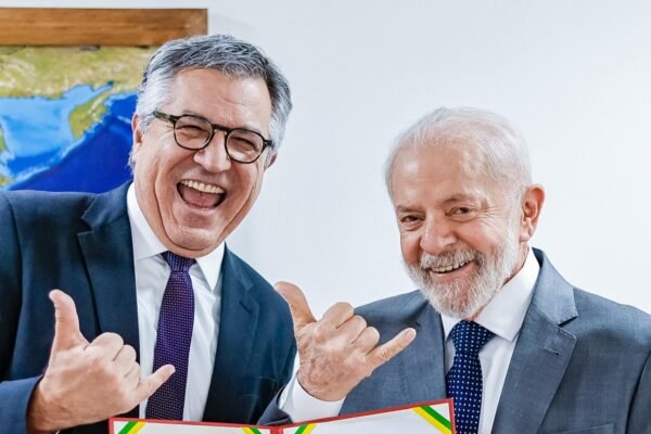 Lula estuda reduzir espaço do PT em ministérios para acomodar Centrão