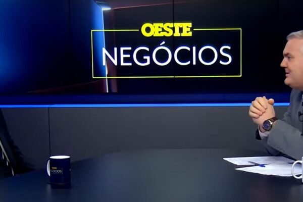 Dólar bate recorde e fecha a R$ 6,26