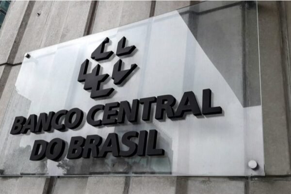 Dólar se mantém acima dos R$ 6 depois de fala de Trump e ações do governo Lula