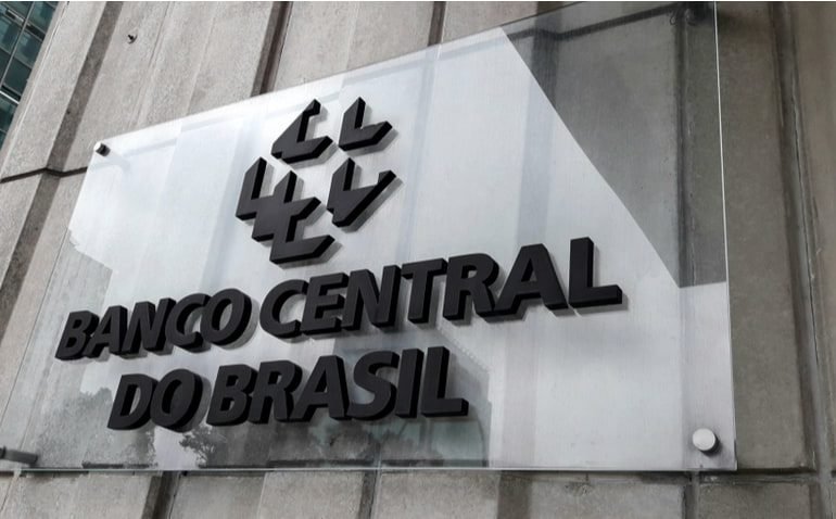 Dólar se mantém acima dos R$ 6 depois de fala de Trump e ações do governo Lula