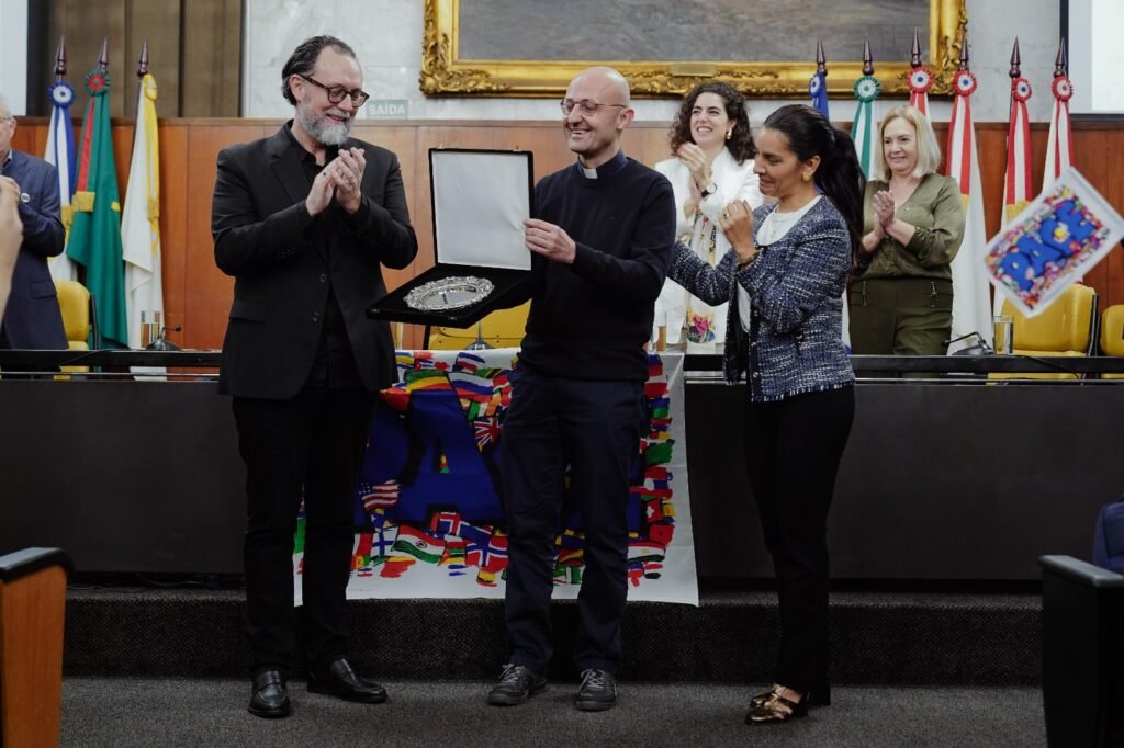 Com 28 anos de atuação, Arsenal da Esperança é homenageado com a Salva de Prata