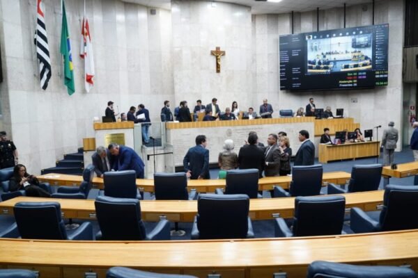 Câmara encerra discussão de projeto que altera leis do funcionalismo público