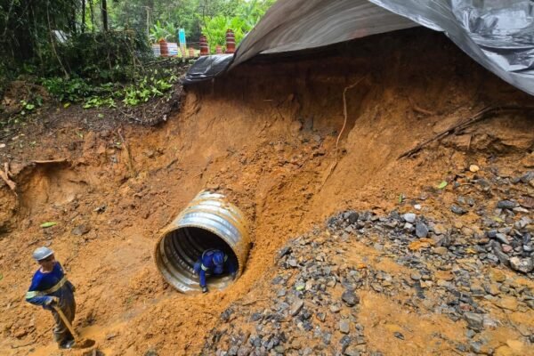 Estrada no litoral de SP, interditada por deslizamentos, é reaberta com restrições de tráfego