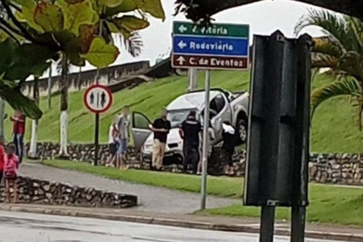 Motorista avança sobre mureta e caminhonete ‘cai’ de rodovia no interior de SP