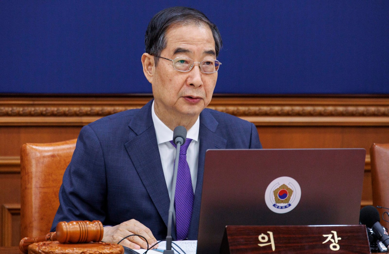 Parlamento da Coreia do Sul aprova impeachment de presidente interino