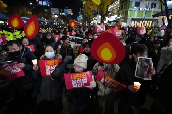 ‘Renuncie imediatamente’: milhares de manifestantes marcham em direção a palácio presidencial na Coreia do Sul
