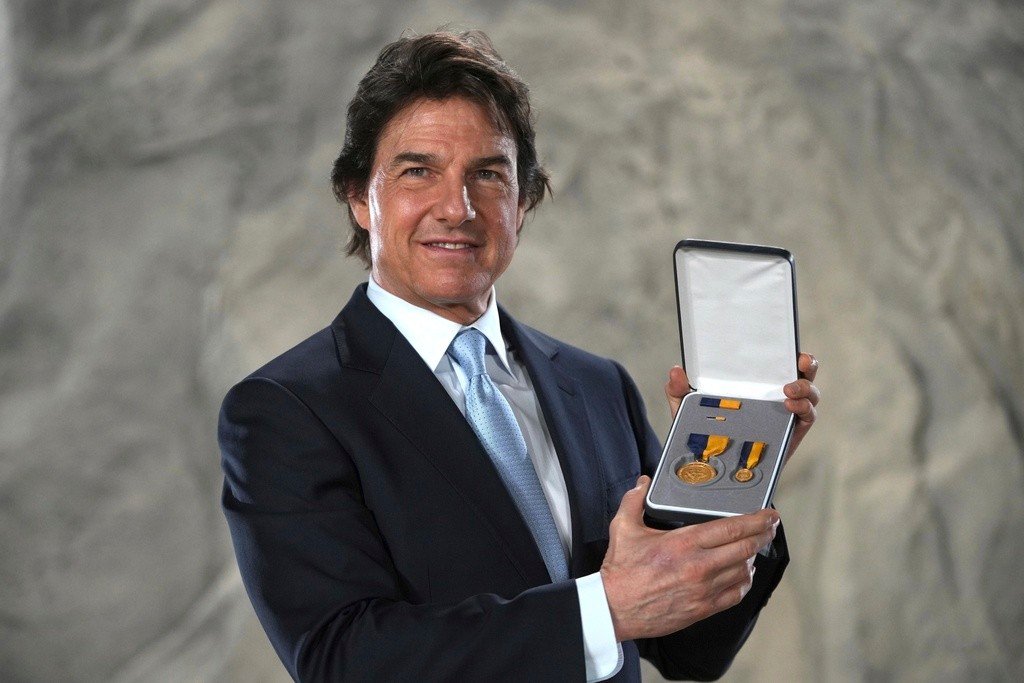 Marinha dos EUA condecora Tom Cruise com medalha naval por atuações em ‘Top Gun’