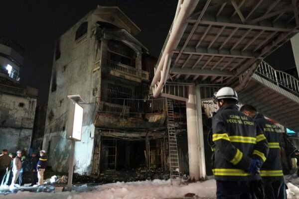 Homem coloca fogo em bar de karaokê, e incêndio deixa 11 mortos na capital do Vietnã