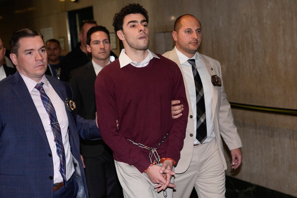 Luigi Mangione, acusado de matar CEO de seguradora em Nova York, se declara inocente à Justiça