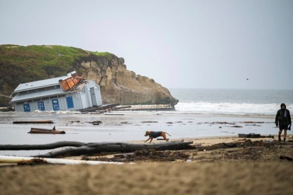 Píer colapsa e é arrastado para o oceano após forte tempestade na Califórnia; veja FOTOS
