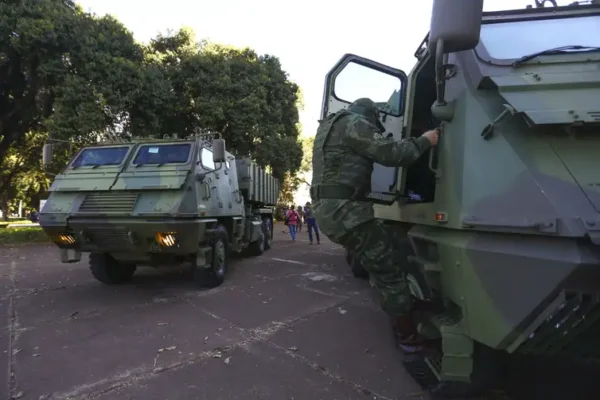 Comandante da Marinha ganhou R$ 1 milhão ao se aposentar
