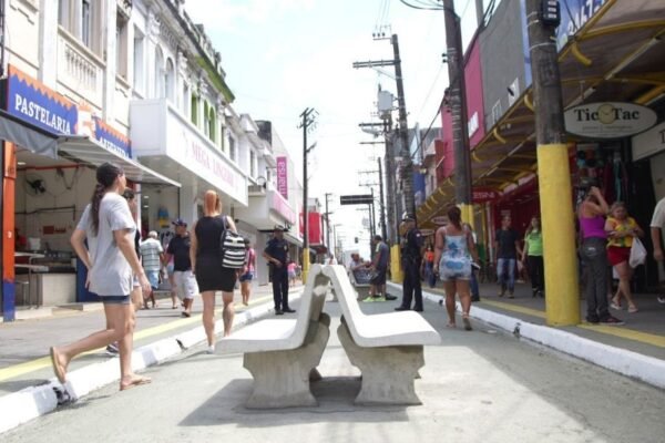 Prefeitura de São Vicente bloqueia trânsito na Rua Martim Afonso e a transforma em boulevard de compras