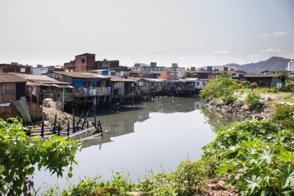 Homem é encontrado morto dentro de canal em comunidade no litoral de SP