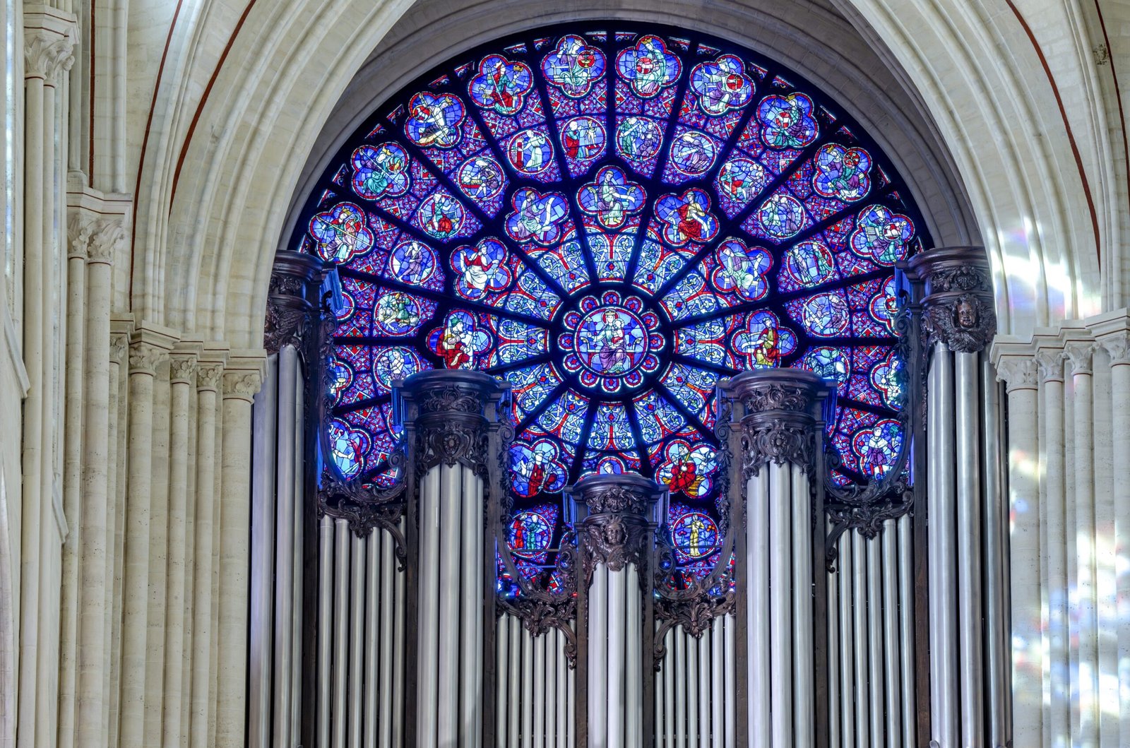 Catedral de Notre-Dame reabre ao público 5 anos após incêndio; Cerimônia reuniu líderes mundiais em Paris