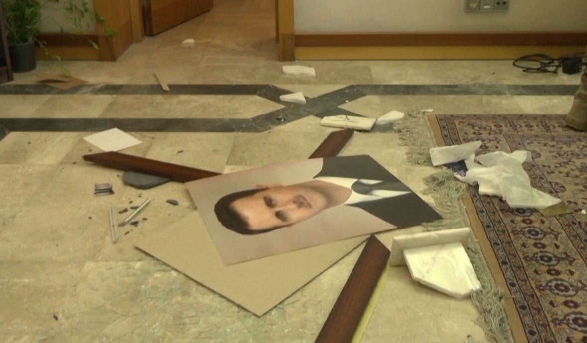 VÍDEO: Rebeldes reviram escritórios de Bashar al-Assad na Síria e jogam foto de ditador no chão