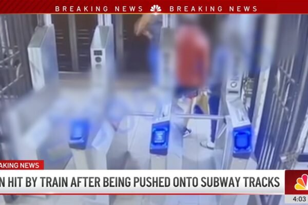 Homem é empurrado da plataforma e atingido por trem no metrô de Nova York