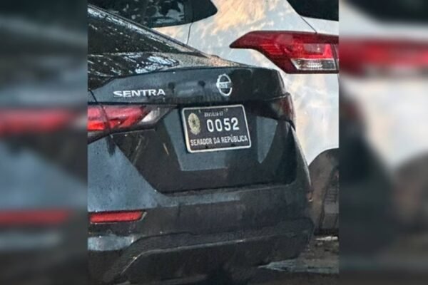 Carro oficial usado por senador do PT é flagrado em academia