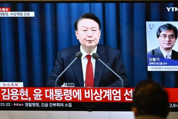 Partidos de oposição apresentam pedido de impeachment do presidente da Coreia do Sul após decreto de lei marcial
