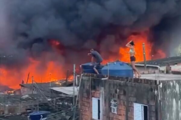 Incêndio de grandes proporções atinge cerca de 100 moradias em comunidade em SP; VÍDEO