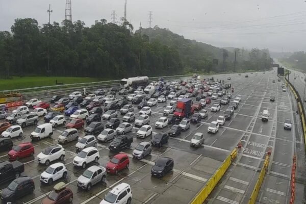 Verão e festas de fim de ano lotam estradas rumo ao litoral de SP