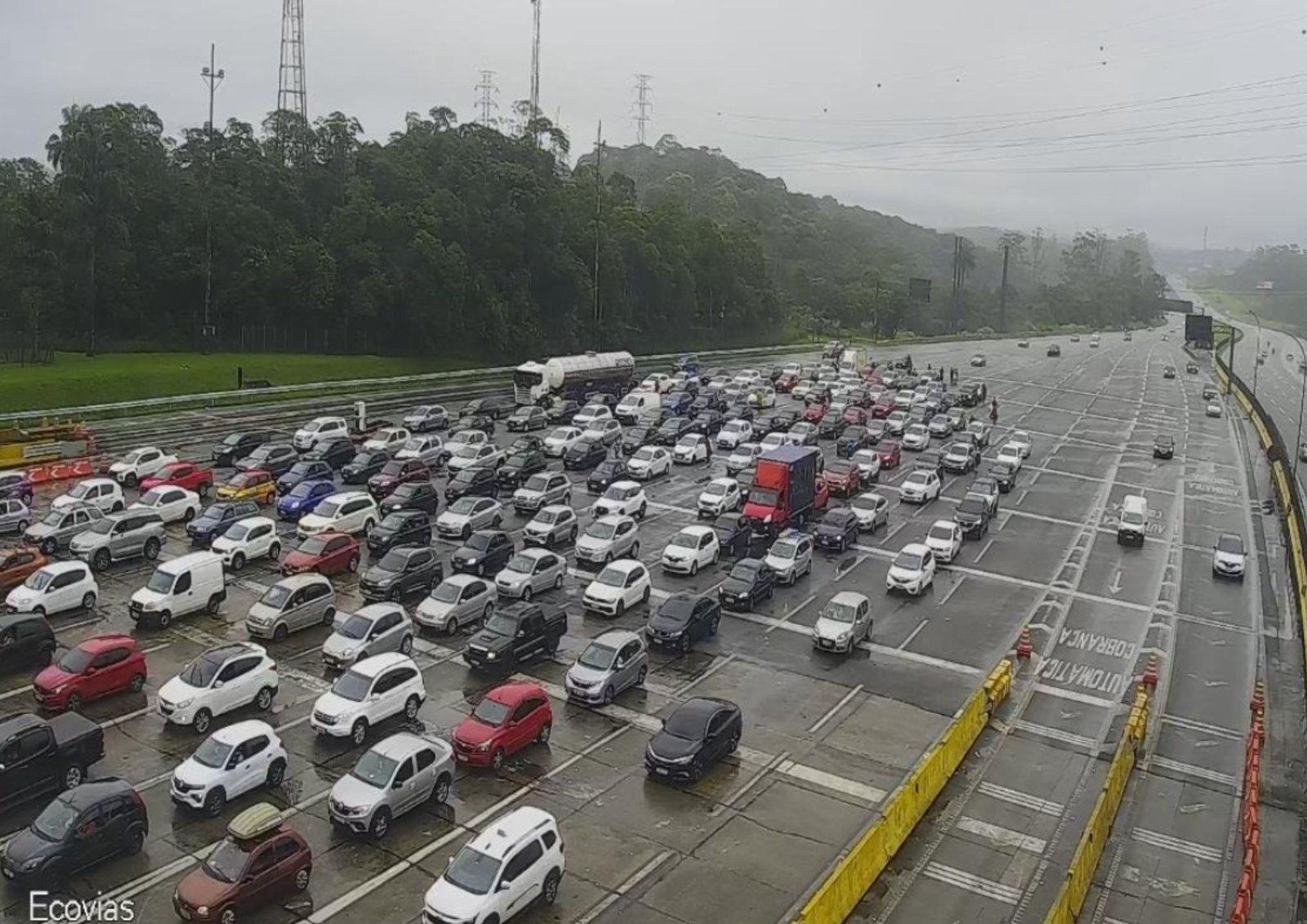 Verão e festas de fim de ano lotam estradas rumo ao litoral de SP