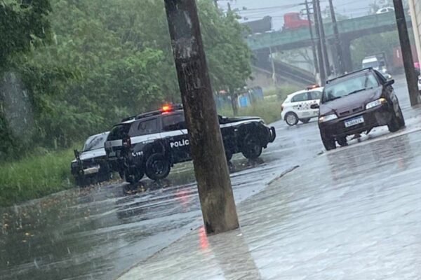 Corpo é encontrado no porta-malas de carro abandonado litoral de SP