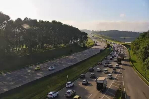 Motoristas enfrentam congestionamento em rodovias rumo ao litoral de SP às vésperas do Ano Novo
