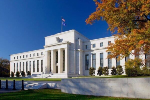 Dólar bate R$ 6,20, recua por intervenção do BC e fecha em recorde de R$ 6,09