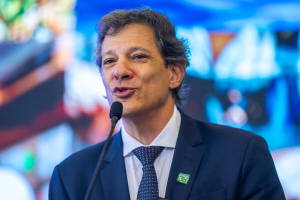 Depois de leilão do BC, dólar chega a R$ 6,30, mas recua outra vez