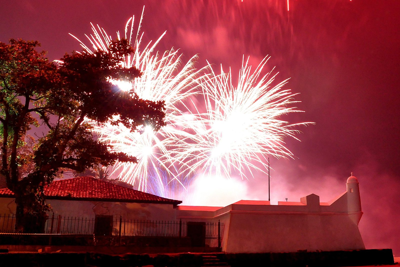 Cidade do litoral de SP cancela queima de fogos no Ano Novo após investir verba no Natal; entenda